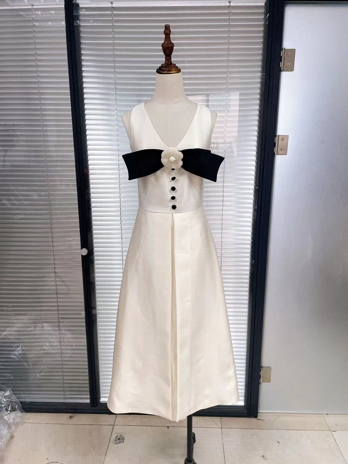 Chic Sleeveless V-Neck Dress for Women